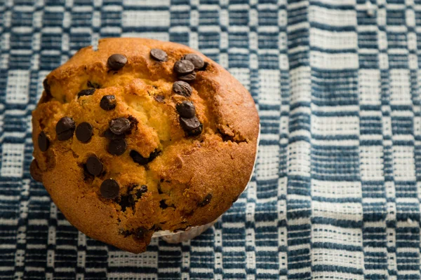 Chocolade chip muffin op tafellaken — Stockfoto