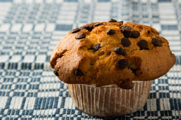 Muffin con gocce di cioccolato sulla tovaglia — Foto Stock