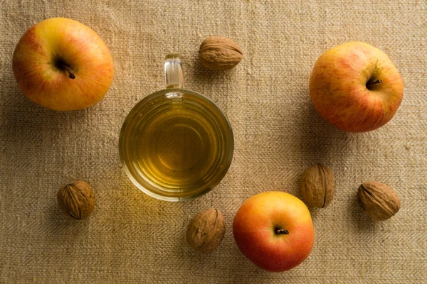 Tea with apples and nuts — Stock Photo, Image