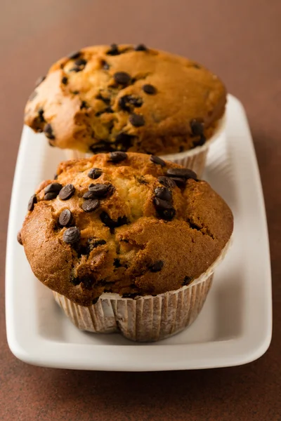 Muffin con gocce di cioccolato sul piatto — Foto Stock