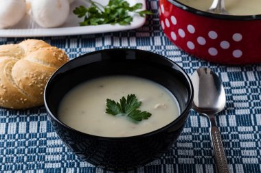 siyah kase çorbaya champignon