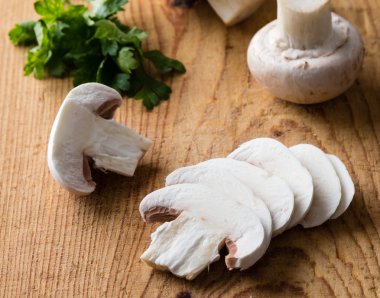 Beyaz champignon mantar dilimlenmiş