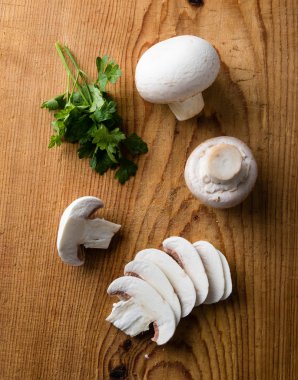 Beyaz champignon mantar dilimlenmiş