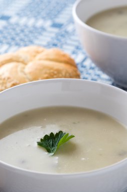 Beyaz kase çorbaya champignon