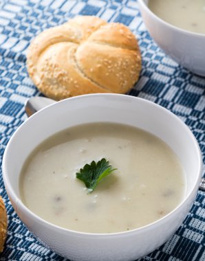 Beyaz kase çorbaya champignon