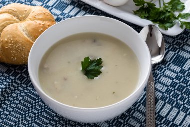 Beyaz kase çorbaya champignon