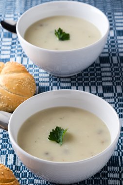 Beyaz kase çorbaya champignon