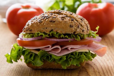 Jambonlu sandviç kahverengi topuz ile