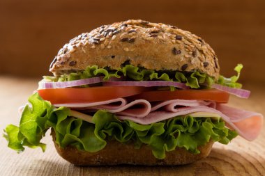 Jambonlu sandviç kahverengi topuz ile