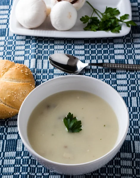 Csiperkegomba leves, fehér tálban — Stock Fotó