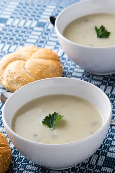 Beyaz kase çorbaya champignon