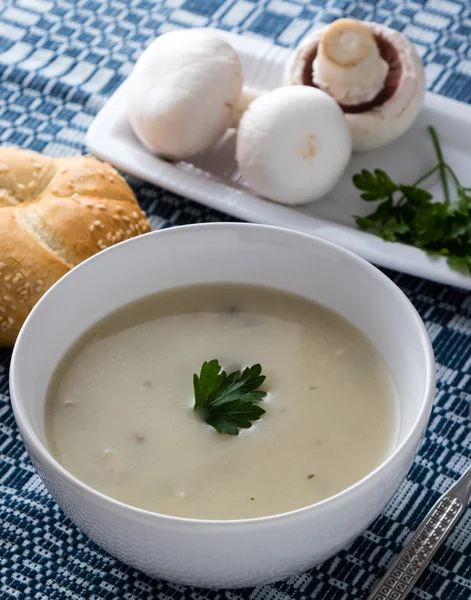 Csiperkegomba leves, fehér tálban — Stock Fotó