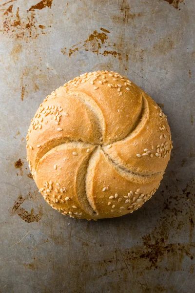 Кругла бутербродна булочка з кунжутом — стокове фото
