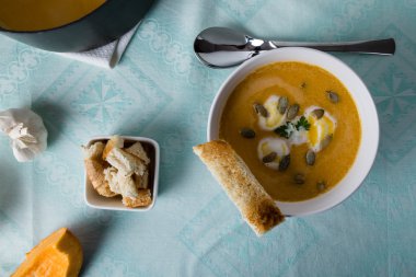 balkabağı çorbası ve ekmek