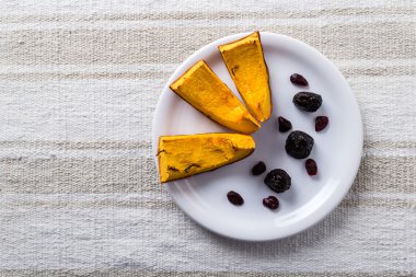 Beyaz tabak pişmiş kabak