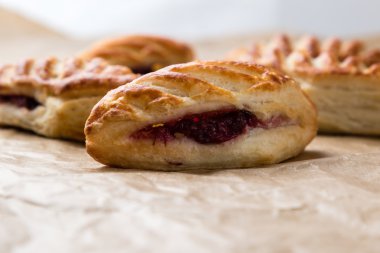 kağıt üzerinde reçelli puf böreği