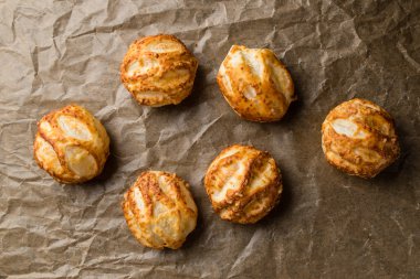 puf böreği pişirme kağıdı üzerinde