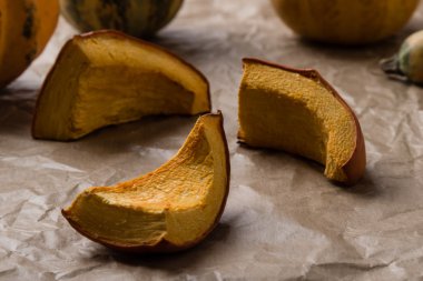 kağıt üzerinde pişmiş kabak