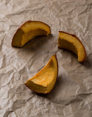 kağıt üzerinde pişmiş kabak