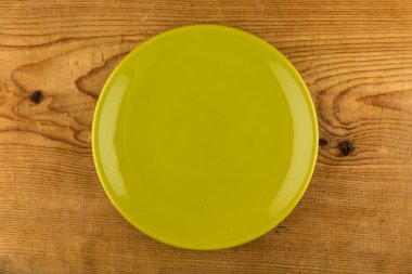 Yeşil plaka üzerinde ahşap masa