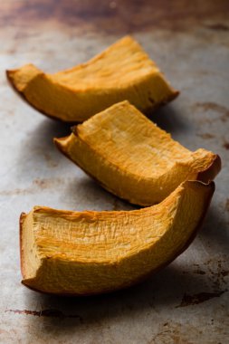 çelik plaka üzerinde kabak dilimleri