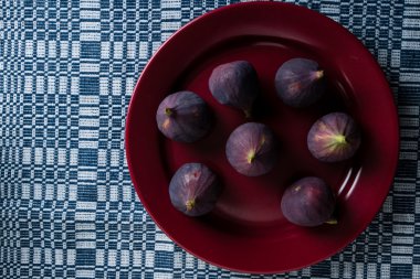 incir kırmızı plaka üzerinde