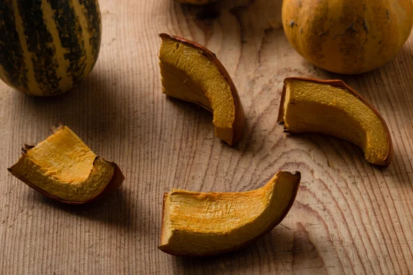 Pompoen op houten tafel — Stockfoto