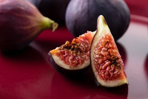 Cut figs on a plate — Stock Photo, Image