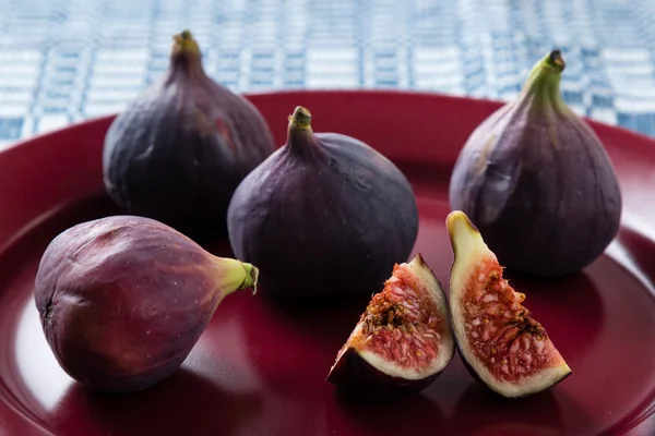 Fichi tagliati su un piatto — Foto Stock