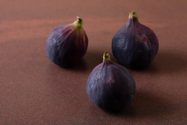 Три фиолетовых инжира — стоковое фото
