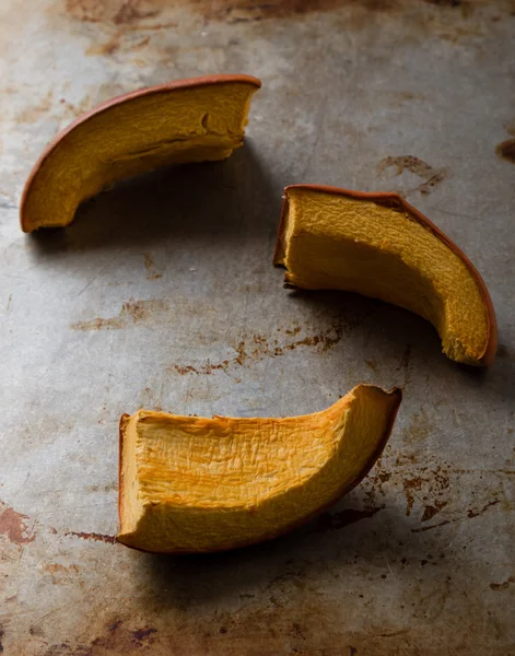 Fette di zucca su piatto d'acciaio — Foto Stock