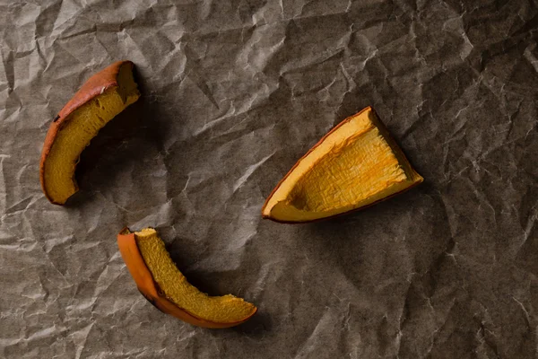 Calabaza al horno sobre papel —  Fotos de Stock