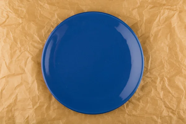 Голубая тарелка на бумаге — стоковое фото