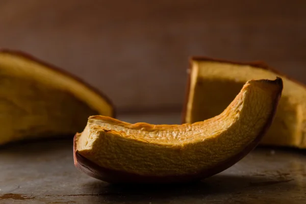 Tranches de citrouille sur plaque d'acier — Photo