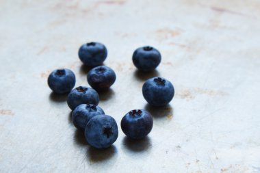 yaban mersini çelik plaka üzerinde