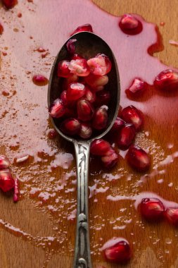 bir kaşık nar tohumları