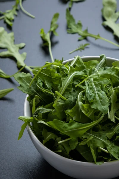 Rucola dans un bol blanc — Photo