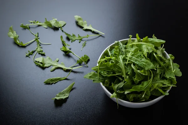 Rucola dans un bol blanc — Photo