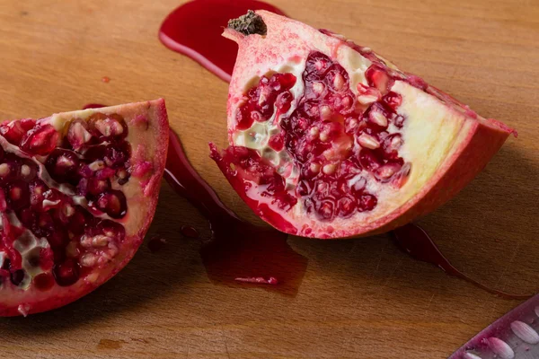 Saftig geschnittener Granatapfel — Stockfoto