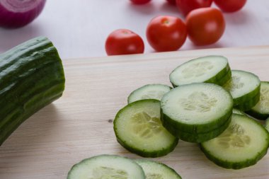 dilimlenmiş ham salatalık