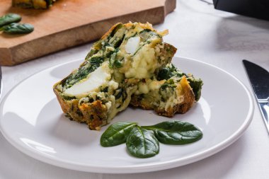 Ispanaklı sufle beyaz plaka üzerinde