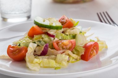 Taze sebze salatası.