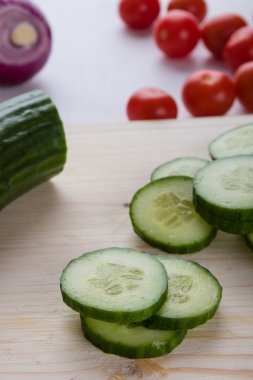 dilimlenmiş ham salatalık