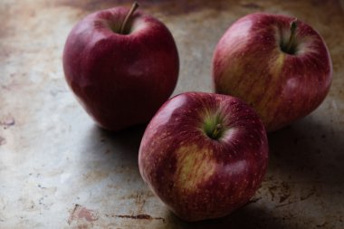 elma çelik plaka üzerinde