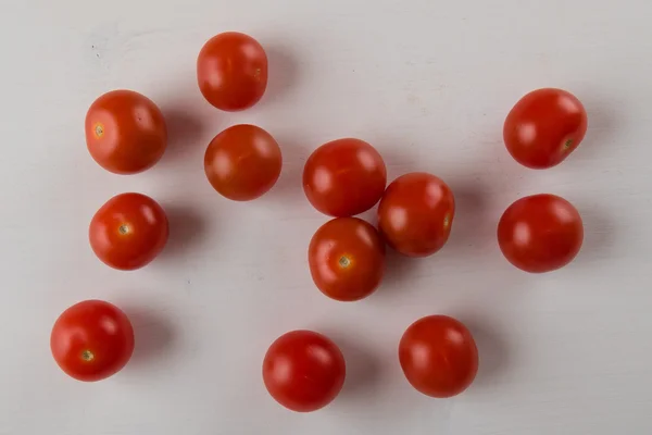 Tomates cereja na mesa branca — Fotografia de Stock