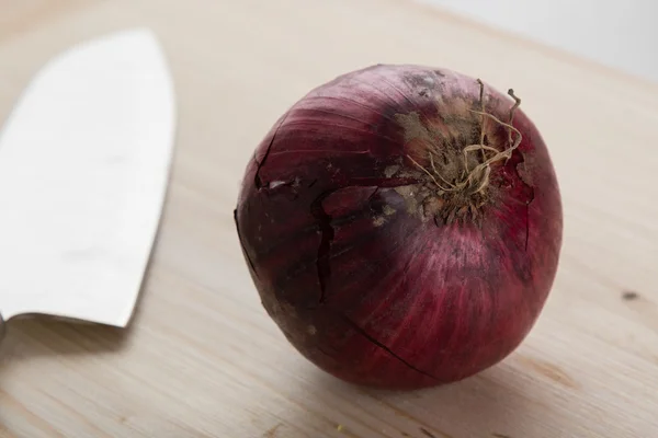 Red onion on table — Stock Photo, Image