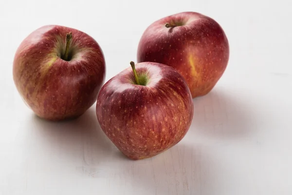 Pommes rouges sur table blanche — Photo