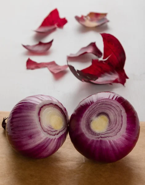 Red onion on table — Stock Photo, Image