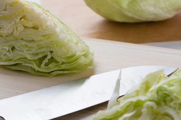 Salada de iceberg picada — Fotografia de Stock