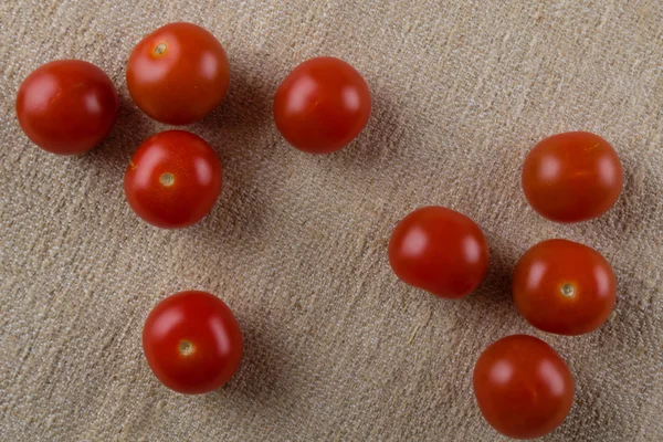 布の上のチェリー トマト — ストック写真